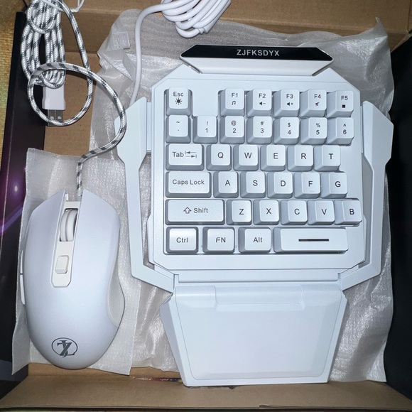 RGB One-Handed Gaming Keyboard & Mouse - Picture 5 of 10